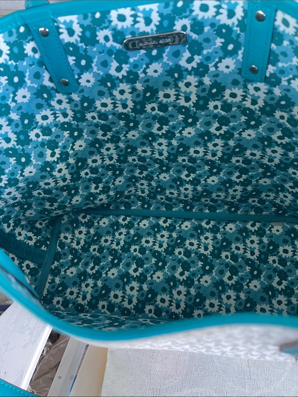 MICHAEL KORS Reversible Cream Signature XL Tote with Teal Trim - Picture 4 of 5